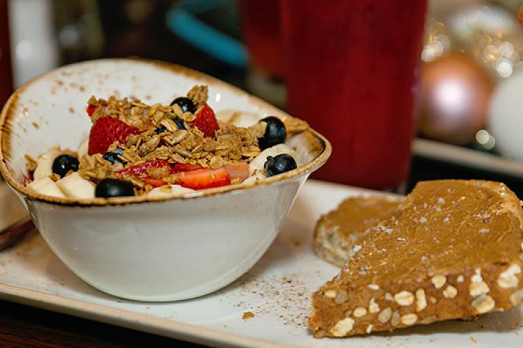 Parfait and toast 